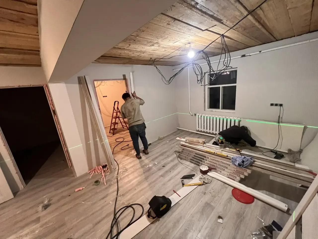 Монтаж плинтусов и откосов